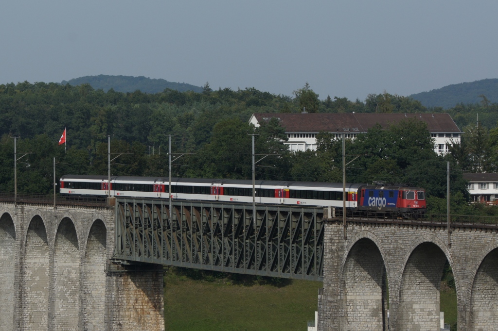 Re 421 394-8 befindet sich am 21.8.12 auf dem Rheinviadukt bei Eglisau.