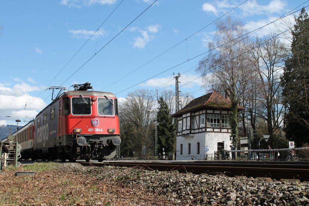 Re 421 394-8 rollt an diesem sonnigen 13.04.2013 mit ihrem Zug am Wrterstellwerk Lindau Reutin vorbei in Richtung Lindau Hbf.