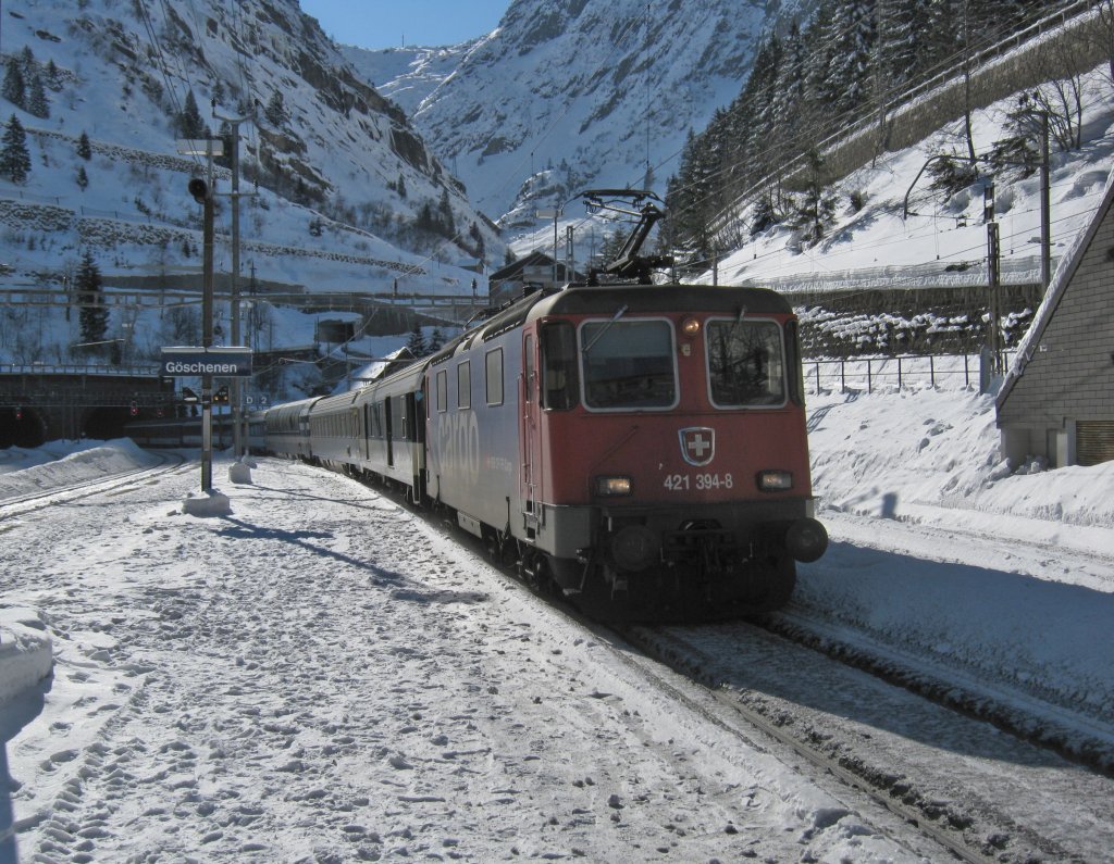 Re 421 394 ausnahmsweise mit einem Personenzug (IR 2280) bei Einfahrt in Gschenen. Eigentlich wre das Licht perfekt gewesen, wre der Zug nicht 20 Min. zu spt gewesen.. So ging die Sonne auch in Gschenen auf, und es entstand Gegenlicht. brigens, der Grund fr die Versptung war ein steckengebliebener FS ETR470 (Cisalpino) im Gotthardtunnel. Die Versptung erhhte sich bis Arth-Goldau noch auf 30 Min, erneut wegen dem Cisalpino, 06.02.2012.