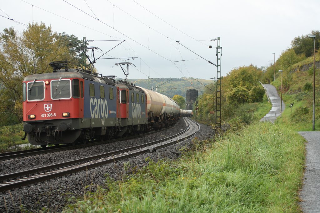 Re 421 395-5 kam mit einem Gaskesselwagenganzug DGS 40247 Richtung
Basel in Linz Kasbach dahergefahren.