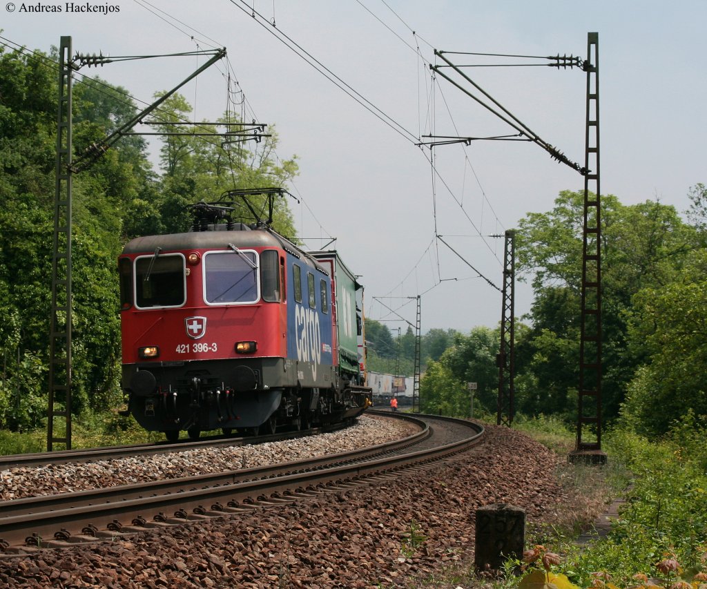 Re 421 396-3 mti einem KLV bei Istein 2.6.10. Der Warnwestentrger ist kein Fuzzie!