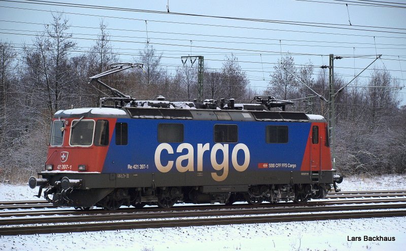 Re 421 397-1 der SBB Cargo steht am 3.01.10 aufgebgelt aber ohne Tf in Hamburg-Wilhelmsburg und wartet auf neue Einstze. Das im Winter viele E-Loks zwischen ihren Einstzen aufgebgelt herum stehen, dient als Schutz vor einen festgefrohrenen Pantografen.