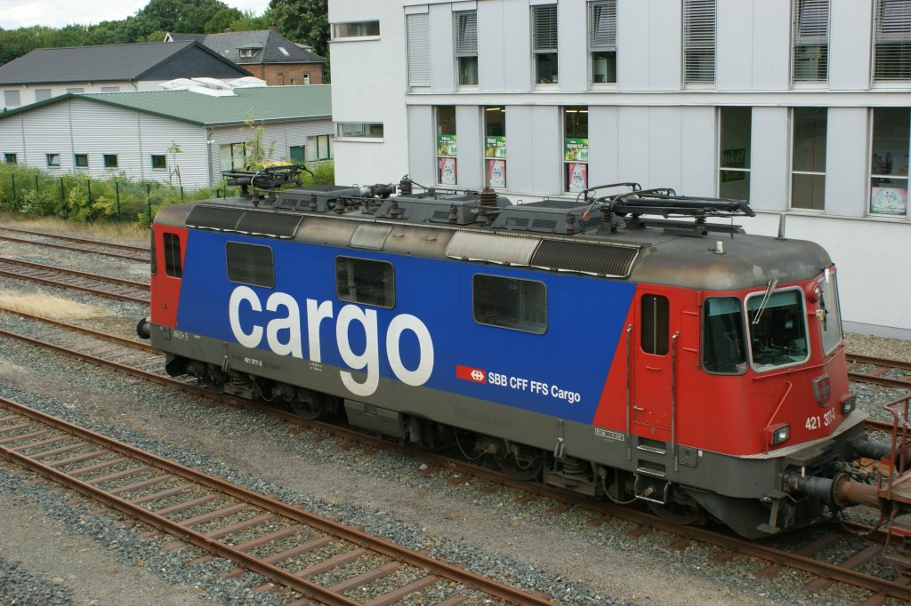 Re 421377-3 Stand in Bad Harzburg im Gterbahnhof. Das Bild wurde am 07.08.2011 gemacht. Weit ab von jeder Fahrleitung.