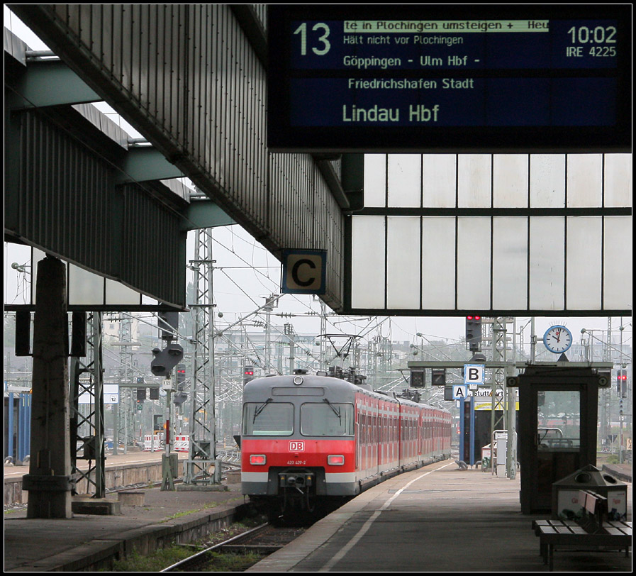 
RE 4225 - 

Abfahrt des IRE nach Lindau um 10.02 Uhr am 28.04.2011 im Stuttgarter Hauptbahnhof. Nachschuss-Notschuss (M)