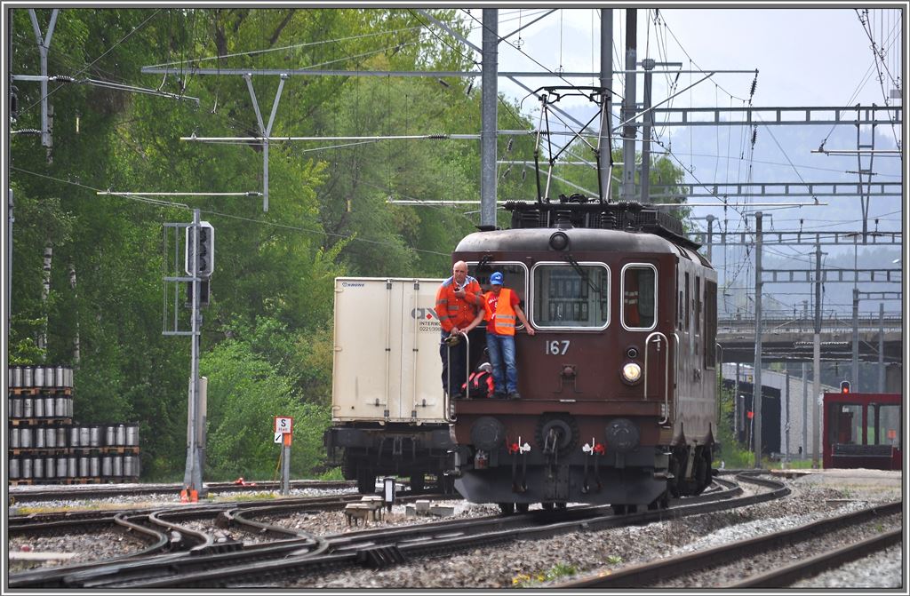 Re 425 167 beim Umfahren des Heineken/Calanda Bierzuges in Felsberg. (02.05.2013)