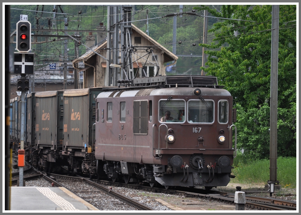 Re 425 167 mit Gterzug ab der Ltschberg-Bergstrecke fhrt in Brig ein. (27.04.2011)