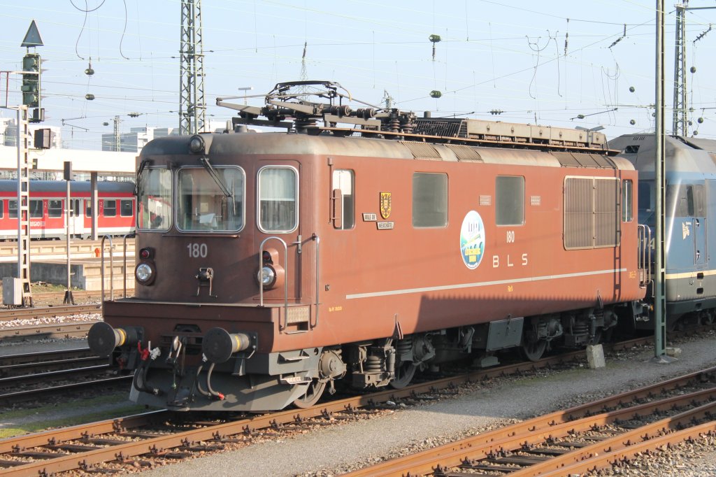 Re 425 180 mit Re 465 014-9 abgestellt am 03.03.2013 in Basel Bad Bf.