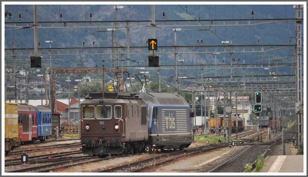 Re 425 182 und Re 465 013-1 der BLS holen Gterlast in Landquart ab. (01.06.2011)