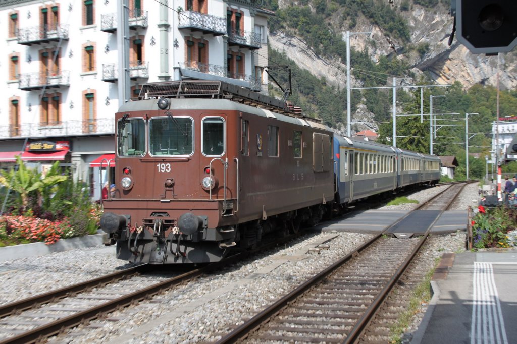 Re 425 193 mit ihrem Zug bei der Einfahrt in Interlaken West.22.09.11