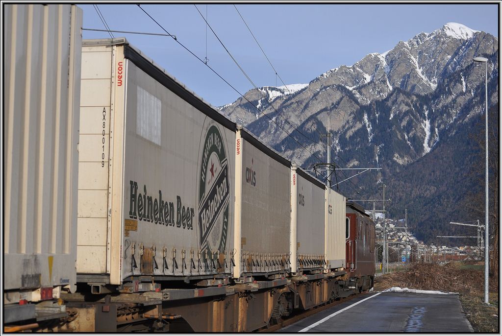 Re 425 der BLS mit dem Heineckenzug in Felsberg. (31.01.2013)