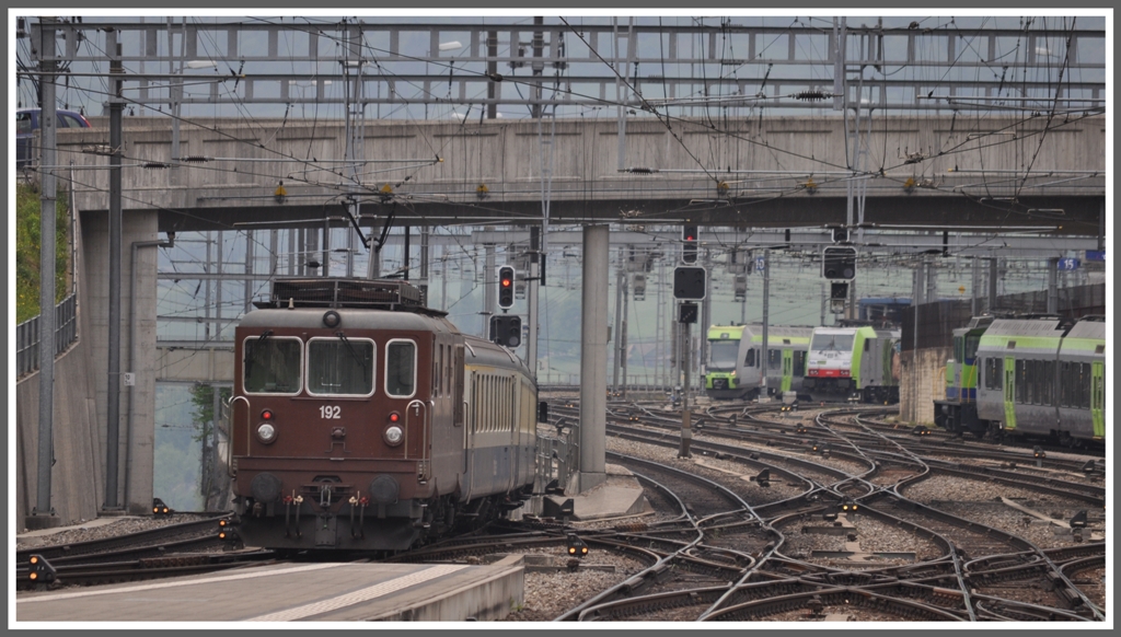Re 425 Nr 192 schiebt den R6118 aus dem Bahnhof Spiez Richtung Interlaken-Ost. (27.04.2011)