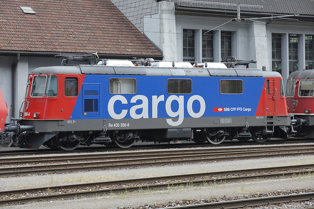 Re 430 356-6 Cargo steht blitzblank im Bahnhof Erstfeld vor dem Depot und wartet auf die nchste Traktionsleistung. Aufnahme vom 11. Juli 2010, 16:44.
