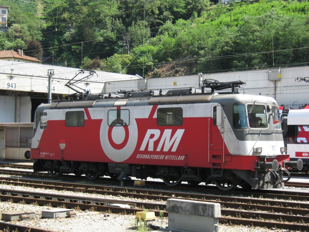 Re 436 111 (ex. RM) im Bahnhof Bellinzona, 08.08.2010.