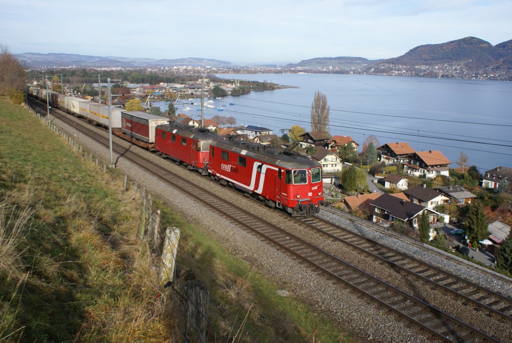 Re 436 113-5 und Re 436 112-7 von Crossrail fahren am 14.11.09 mit einem Containerzug von Einigen Richtung Spiez.

