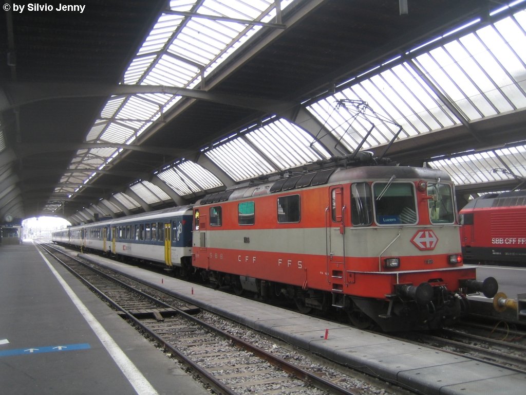 Re 4/4'' 11108 als Ersatzzug zum IR 2331 nach Luzern in Zrich HB. Angesichts dessen, dass die IR 23xx nach Luzern, zu den Schnellzgen in der Schweiz gehren, die am meisten Sitzpltze anbieten, ist dieser 6-teilige EWI-Pendel schon ein bischen wenig.