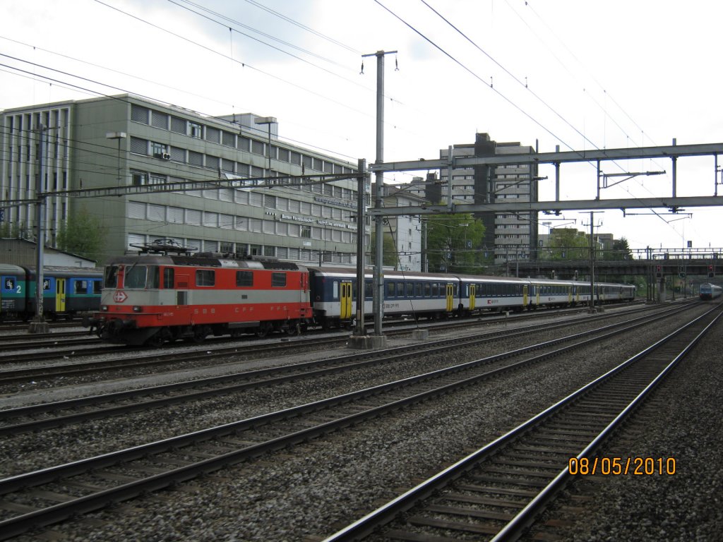 Re 4/4 11108 mit Extrazug ans Jodlerfest an  BEA Bern 2010 . Der Zug fuhr Luzern-Bern-Luzern, abgestellt in Bern Wylerfeld, 08.05.2010.