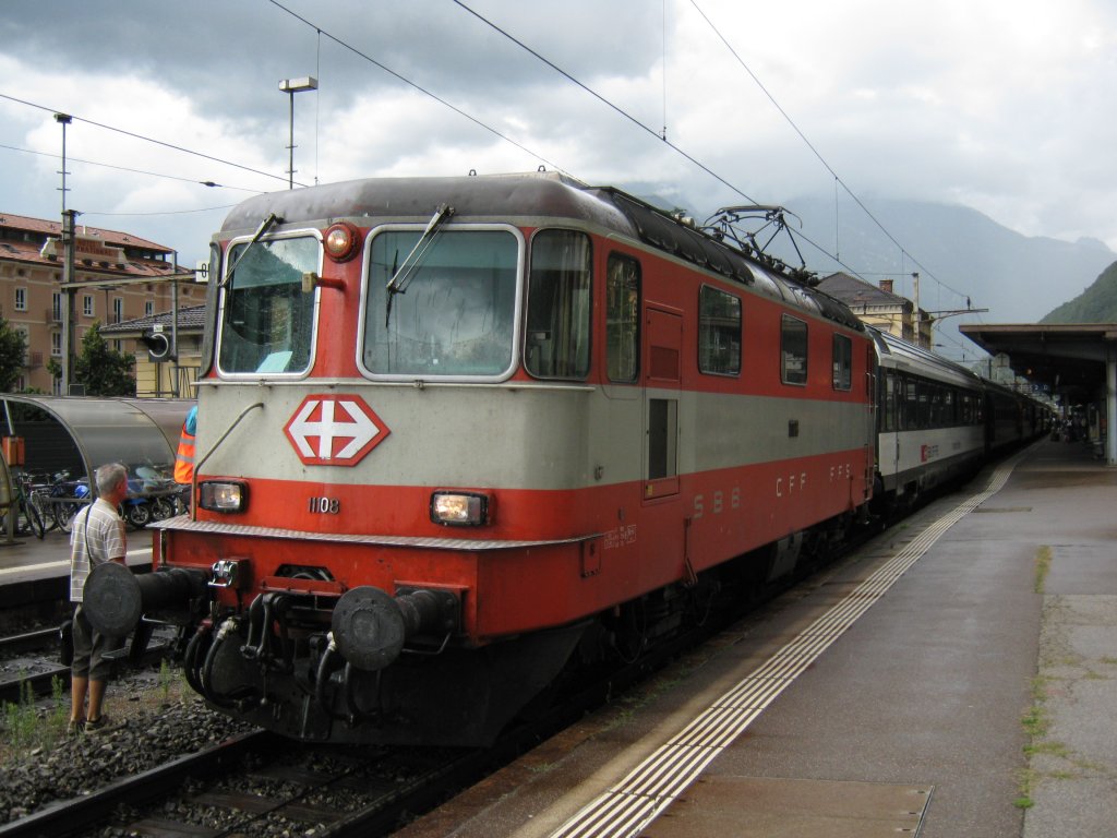 Re 4/4 11108 mit IR 2173 im Bahnhof Bellinzona, 13.08.2010.