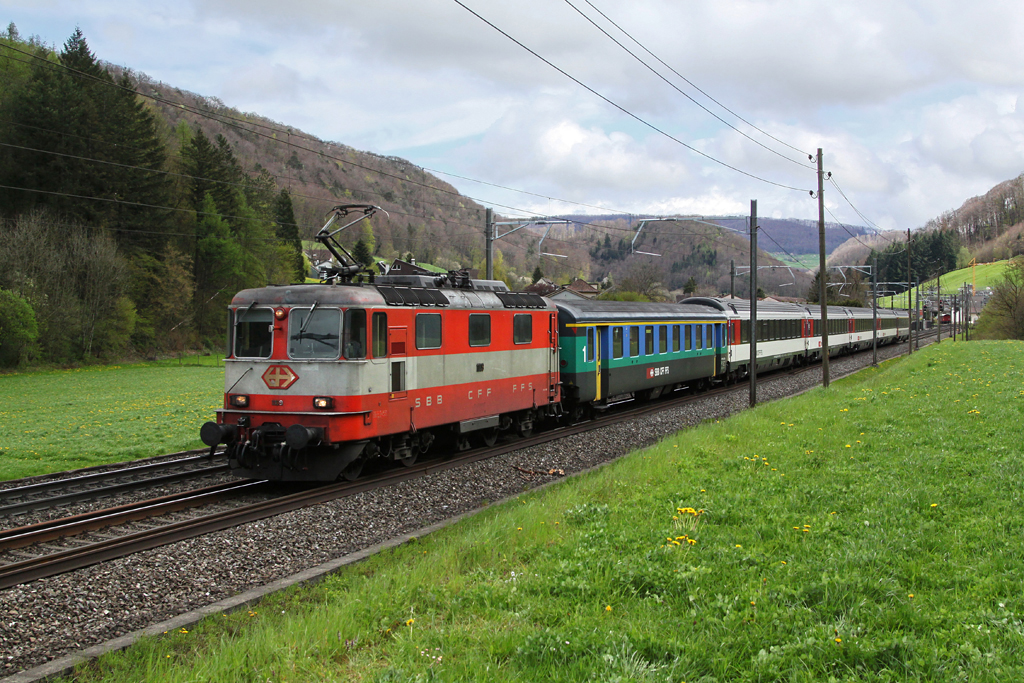 Re 4/4 11109 mit einem IR am 24.04.2012 bei Tecknau.