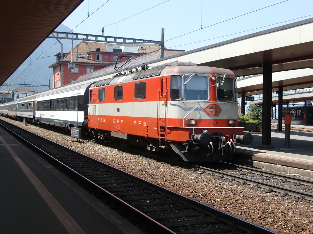 Re 4/4 11109 mit Inter Regio in Arth-Goldau.
