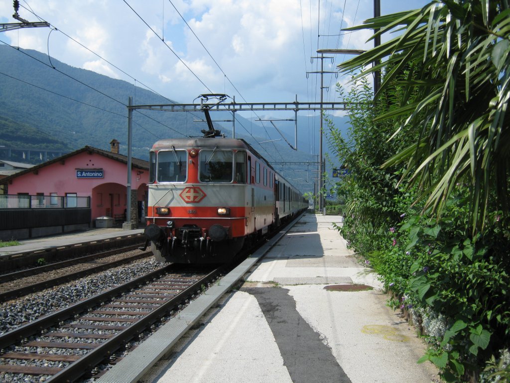 Re 4/4 11109 mit IR 2178 bei Durchfahrt in S. Antonino, 10.08.2010.