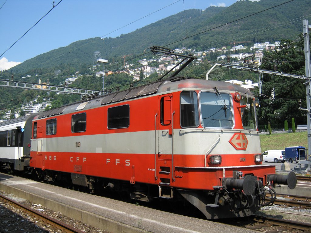 Re 4/4 11109 mit IR 2178 im Bahnhof Locarno, 10.08.2010.