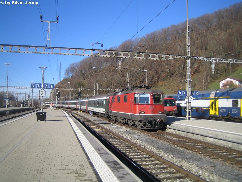 Re 4/4'' 11112 mit einem IR nach Chur in Ziegelbrcke am 25.11.09. Ab Fahrplanwechsel fahren die B ex Bm UIC Z1 im Wallis. Deshalb wurden sie in den IR 17xx durch einen weiteren Bpm61 ersetzt.
