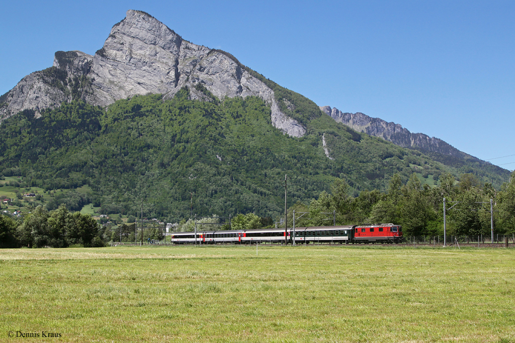 Re 4/4 11116 mit einem Rheintalexpress am 18.05.2013 bei Sargans.