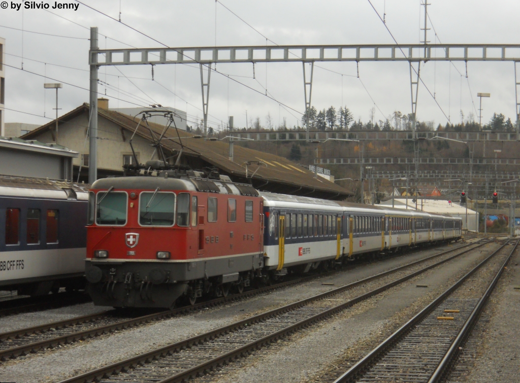 Re 4/4'' 11118 am 4.12.2011 in Brugg. Dieser Pendelzug ist nun Geschichte, denn mit dem neuen Fahrplan ging eine kleine ra zu Ende. Seit 1999 waren auf der Linie Wettingen - Aarau (-Olten) Pendelzge mit Re420 im Einsatz. Im aktuellen Fahrplan besorgen nun DPZ und NPZ diese Aufgabe.
