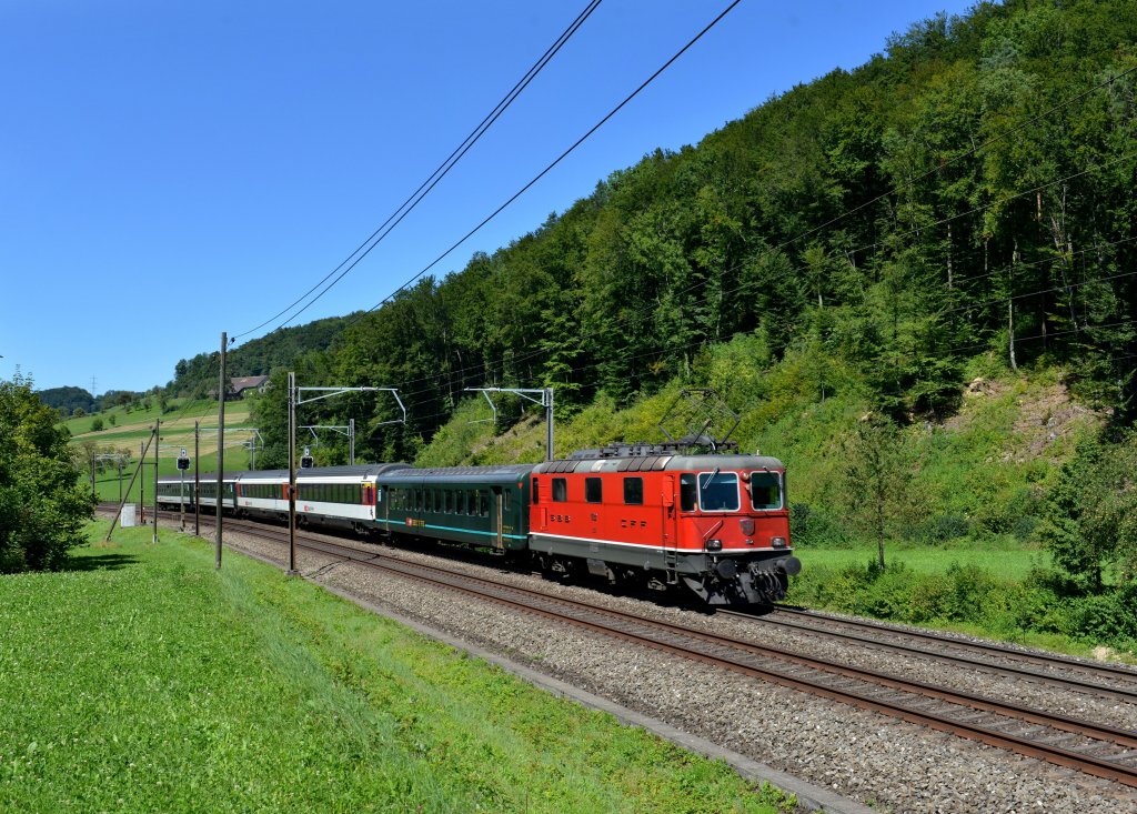 Re 4/4 11122 mit einem IR am 27.08.2012 bei Tecknau.