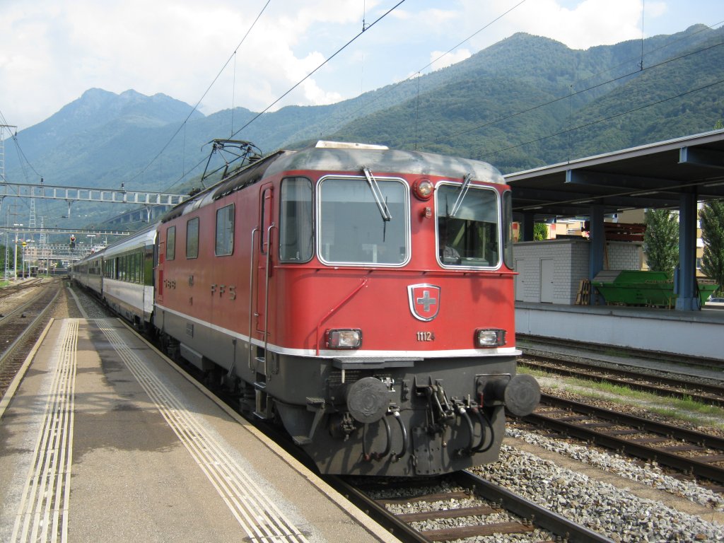 Re 4/4 11124 mit IR 2173 im Bahnhof Cadenazzo, 11.08.2010.