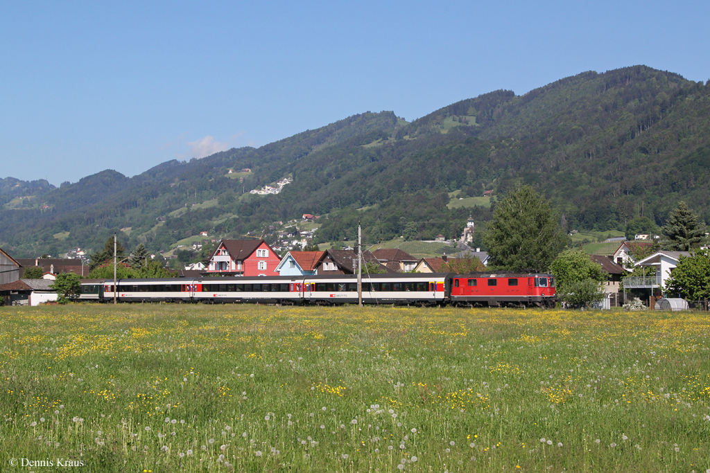 Re 4/4 11128 mit einem Rheintalexpress am 18.05.2013 bei Balgach.