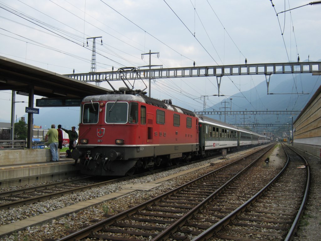Re 4/4 11131 mit IR 2165 im Bahnhof Cadenazzo, 11.08.2010.
