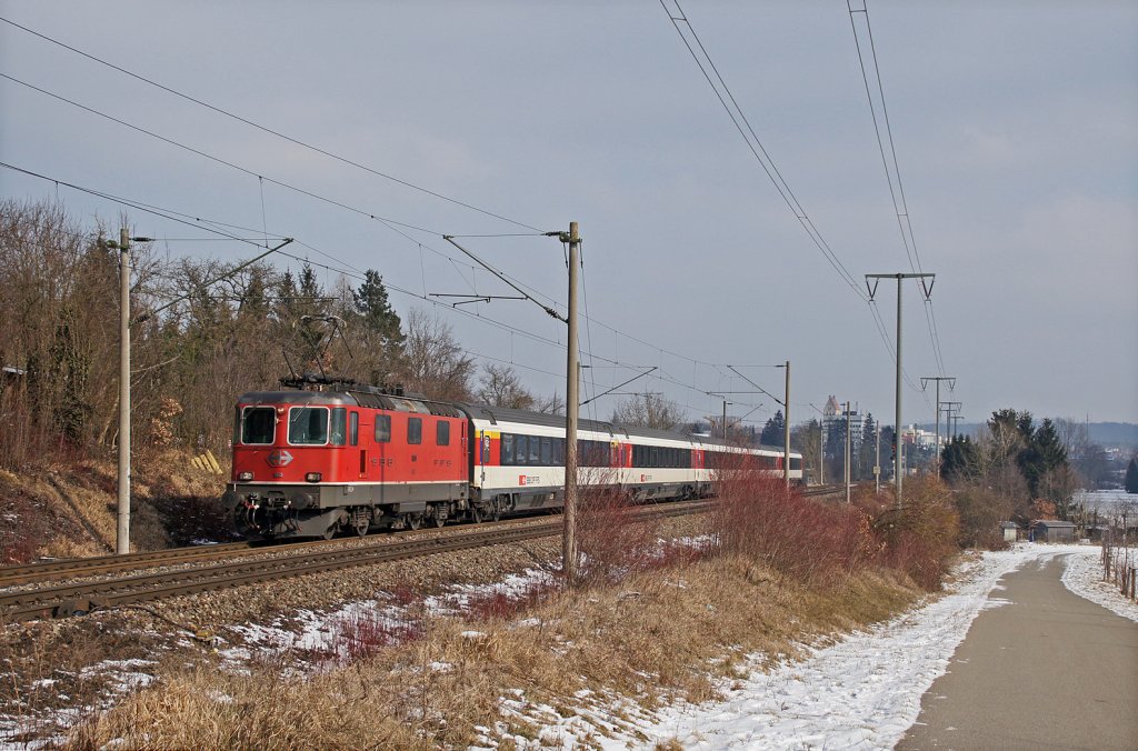 Re 4/4  11133 mit IC 183 Stuttgart Hbf - Zrich HB bei Singen(Htw). 11.02.12