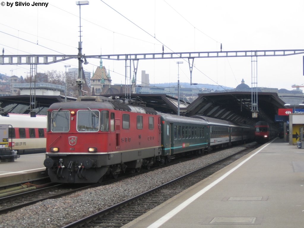 Re 4/4'' 11134 am 17.12.09 vor dem IR 1778 nach Basel. Da der Kupplungsvorgang zum Zeitpnkt der Aufnahme immer noch im Gange war, ist der Panto der Lok gesenkt.
