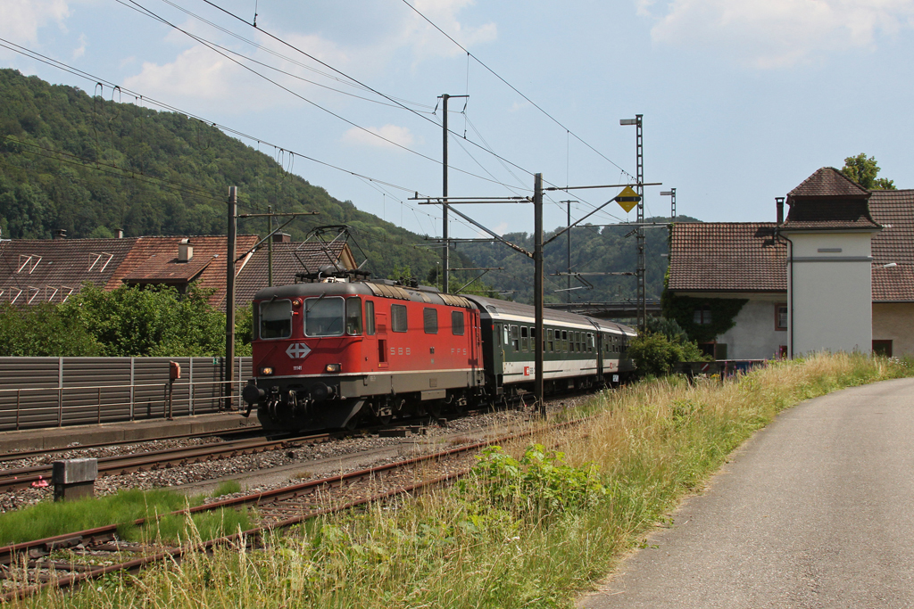 Re 4/4 11141 mit einem IR am 28.06.2011 bei Tecknau.