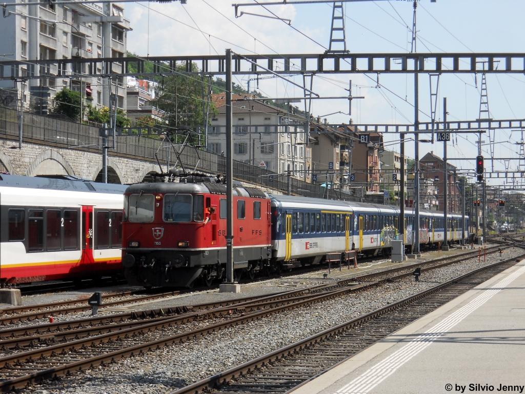 Re 4/4'' 11153 am 30.5.2012 mit einem klB-Pendelzug in Neuenburg.