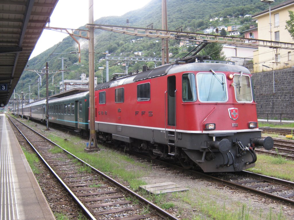 Re 4/4 11156 mit IR 2155 im Bahnhof Bellinzona, 14.08.2010.