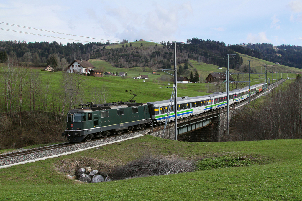 Re 4/4 11161 mit einem Voralpenexpress am 23.04.2012 bei Biberbrugg.