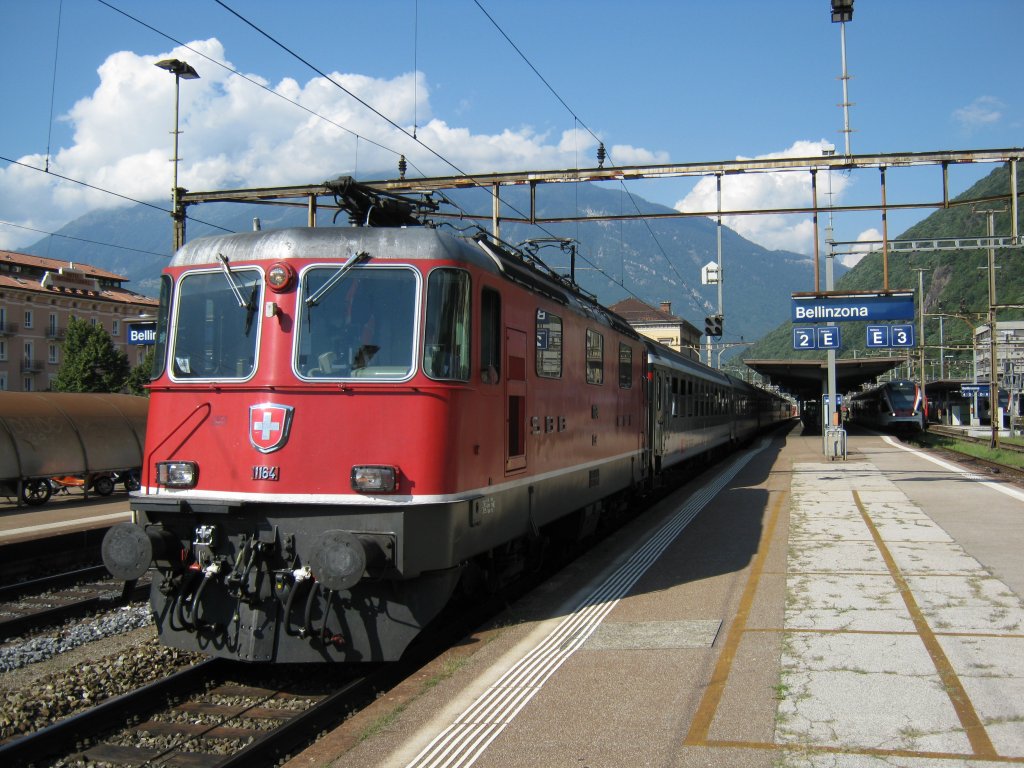 Re 4/4 11164 mit IR 2275 im Bahnhof Bellinzona, 09.08.2010.  