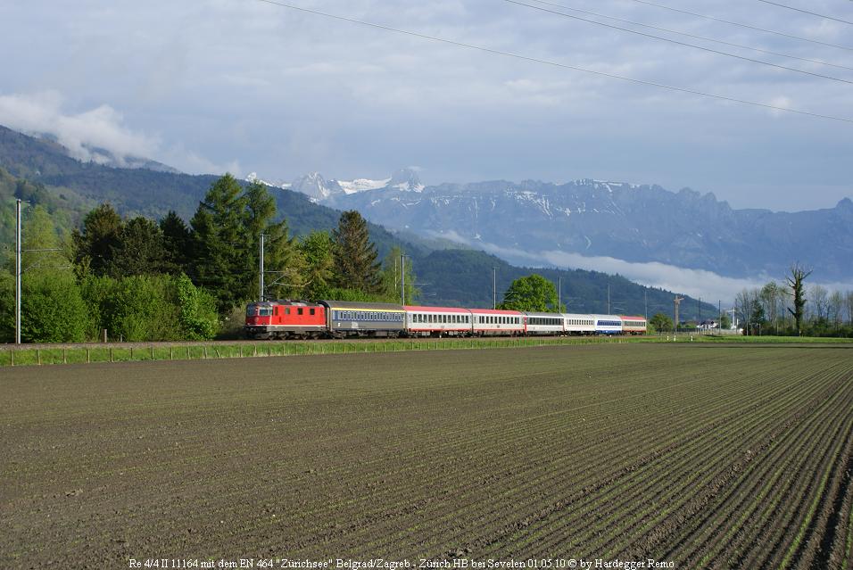 Re 4/4  11164 rauscht mit dem EN 464  Zrichsee  durch die Feld und Wiesen Gegend oberhalb von Sevelen dem Ziel Zrich HB entgegen.
01.05.10