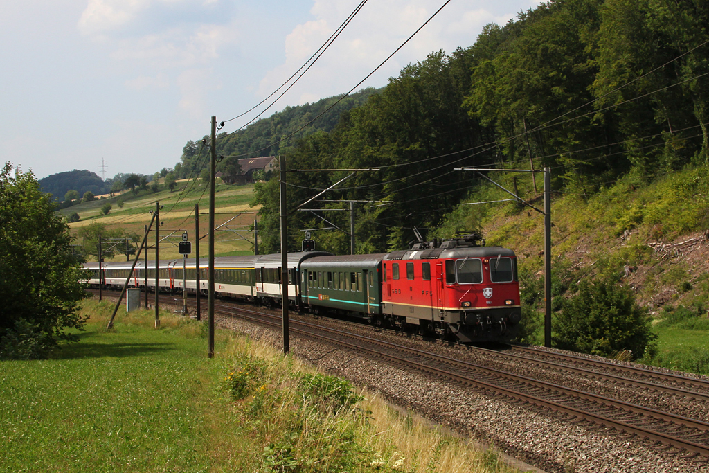 Re 4/4 11181 mit einem IR am 28.06.2011 bei Tecknau.