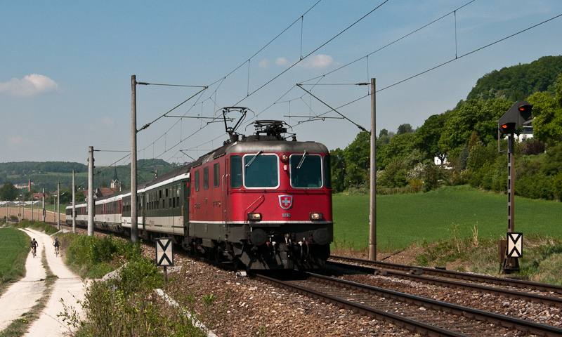 Re 4/4 11192 hat am 25. April 2011 mit IC 280 (Zrich HB - Stuttgart Hbf) soeben wieder deutschen Boden erreicht und wird in wenigen Minuten in Singen ankommen.