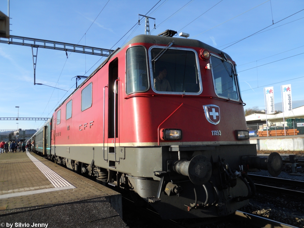 Re 4/4'' 11193 am 4.11.2010 in Frick mit dem IR 1962 nach Basel SBB. Der IR 1962 besteht in der Regel aus 2 Kompositionen mit SBB-EC Wagen und einem SNCB 2. Klasswagen. Die eine Komposition fiel aber aus, wodurch man auf die unverpendelte Dispo-Komp. (2x A EW2, 1x A EW4, 5 Bx EW2) zurckgriff, was dem Zug eine stattliche Lnge von ber 300m bescherte.