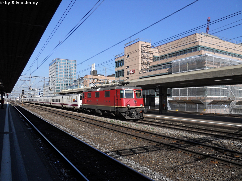 Re 4/4'' 11205 durchfhrt am 23.3.2011 Zrich-Altstetten mit dem EN 273 ''Pau Casals''.