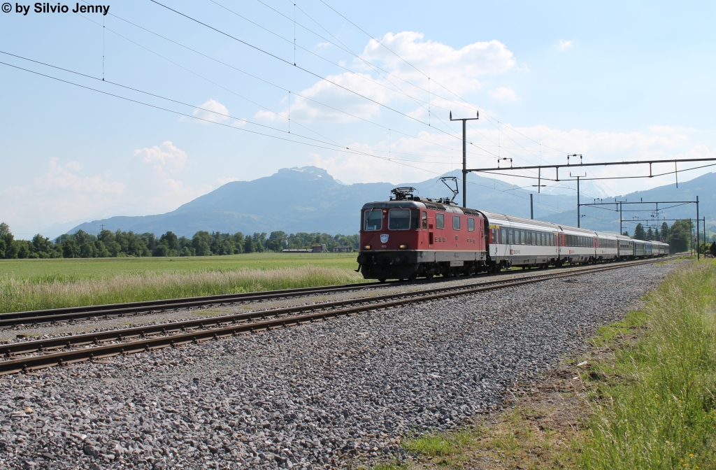 Re 4/4'' 11210 am 6.6.2013 bei der Durchfahrt in Rebstein-Marbach als RE 3834 nach St.Gallen. Der RE 3834 wurde jeweils mit mehr Wagen als die Stammkomp. selber verstrkt, dies hauptschlich mit EWII, was die alten REX zu wunderbaren Farbtupfern in der Landschaft machte.