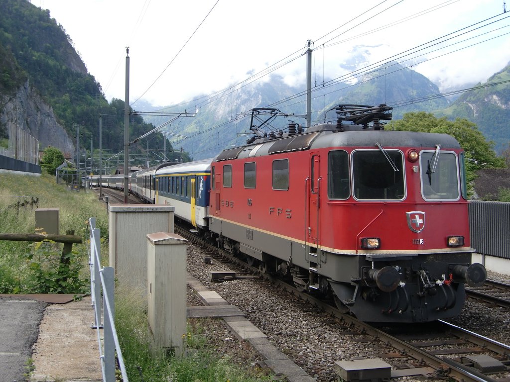 Re 4/4 11216 mit Inter Regio in Sisikon. 28.5.2010