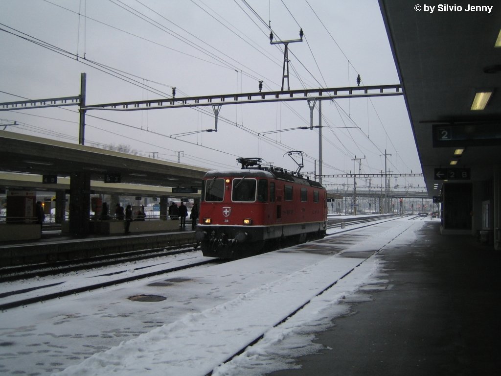 Re 4/4'' 11218 am 28.1.2010 beim Bhf. Altstetten als Lokzug unterwegs...