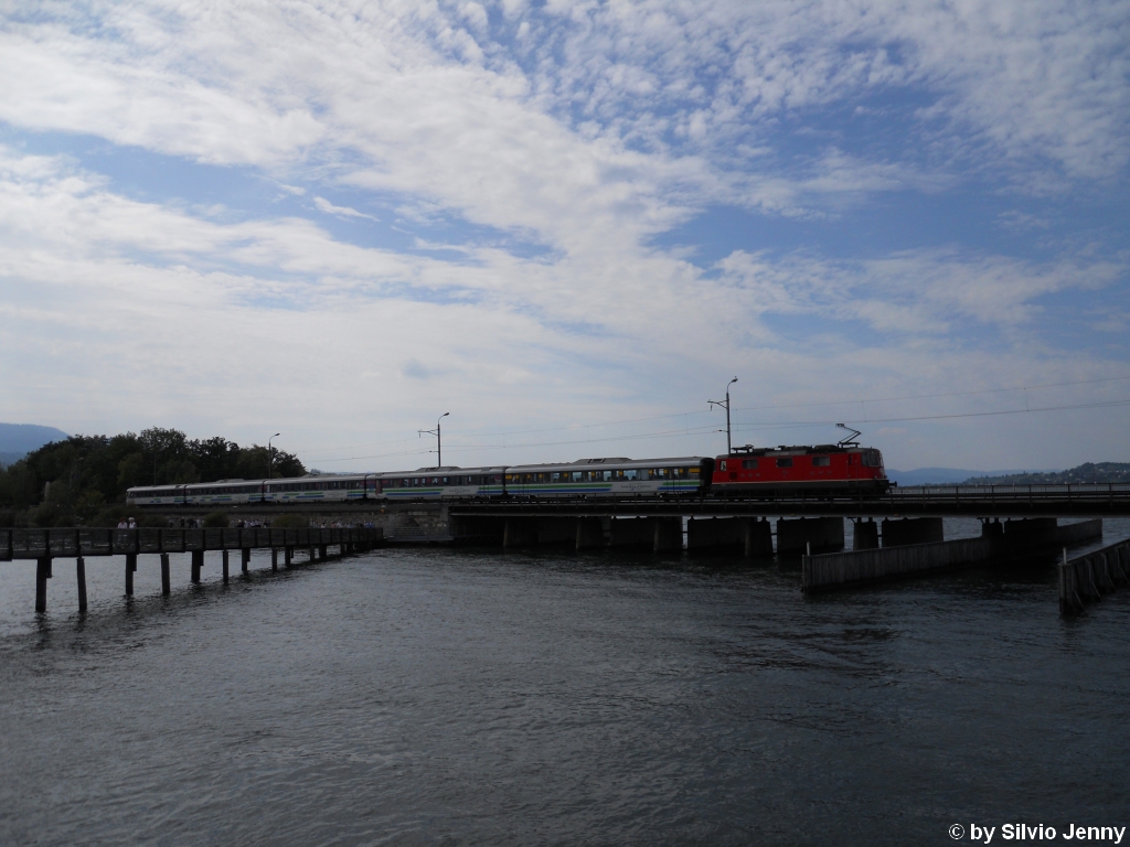 Re 4/4'' 11218 schiebt am 5.9.2010 einen Voralpen-Express nach Luzern ber den Rapperswiler-Seedam.