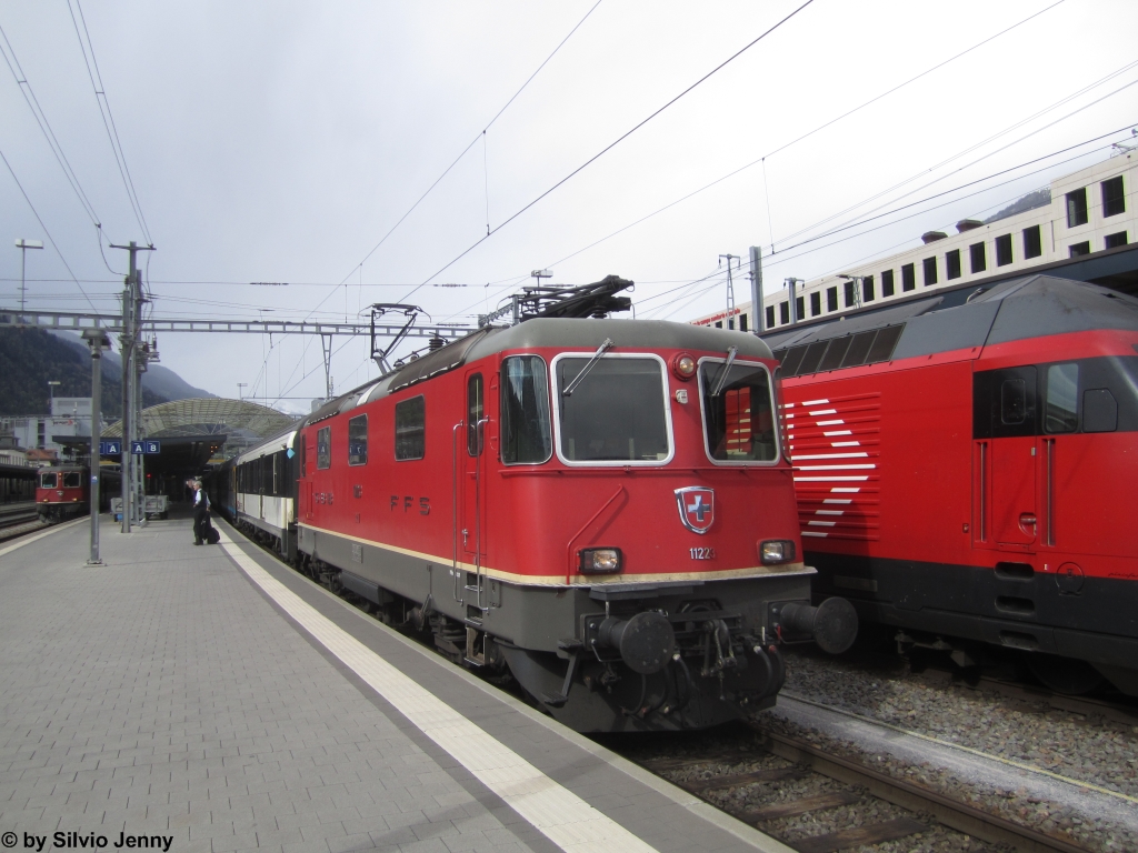 Re 4/4'' 11223 am 27.4.2013 in Chur. Besonderes Merkmal dieser Lok sind ihre Rckspiegel, die nicht in der Tr, sondern daneben eingebaut sind. Dies ist auf ein Unfall im Jahre 1987 zurckzufhren, wo an dieser Lok beide Fhrerstnde ersetzt werden mussten.