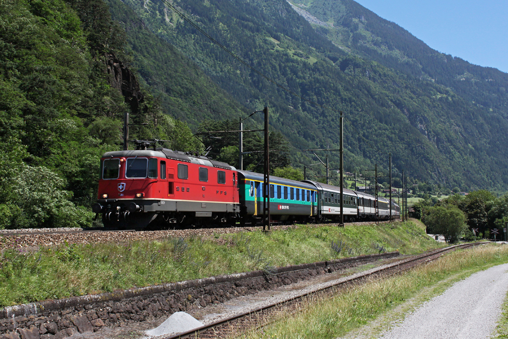 Re 4/4 11223 mit einem IR am 26.06.2011 bei Erstfeld.